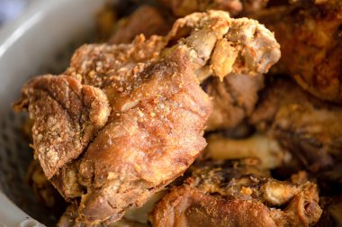 Lezzetli soslu domuz pastırması. Kızarmış domuz budu..