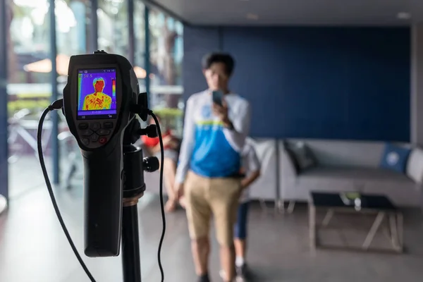 Thermoscanner Zur Überprüfung Der Temperaturen Von Passagieren Die Flughafen Ankommen — Stockfoto