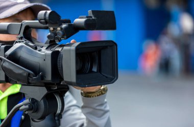 Video kamera operatörü ekipmanlarıyla çalışıyor. Video sinema yapımı. Bir olayı video kamerayla görüntülemek. Profesyonel video adam kamera operatörü kamerasıyla çalışıyor..