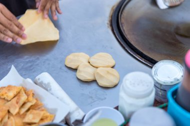 Roti yapımı, Roti yapımı un. Roti yapımı yağlı. Geleneksel Hint sokak yemekleri. Tayland usulü gözleme, muz ve yumurta. Tayland sokak yemekleri ve tatlıları. Roti aperatifi