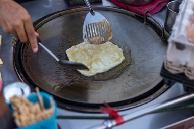 Roti yapımı, Roti yapımı un. Roti yapımı yağlı. Geleneksel Hint sokak yemekleri. Tayland usulü gözleme, muz ve yumurta. Tayland sokak yemekleri ve tatlıları. Roti aperatifi