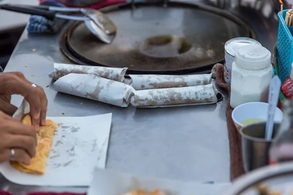 Roti yapımı, Roti yapımı un. Roti yapımı yağlı. Geleneksel Hint sokak yemekleri. Tayland usulü gözleme, muz ve yumurta. Tayland sokak yemekleri ve tatlıları. Roti aperatifi
