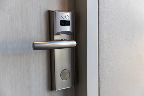 Oteldeki Akıllı Kart Kapısı Kilit Sistemi Ahşap Kapıdaki Otel Elektronik — Stok fotoğraf