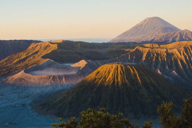 Güneş doğarken Bromo Dağı yanardağı muhteşem manzara. Bromo Dağı, Endonezya 'nın Doğu Cava kentinde bulunan Tengger Semeru Ulusal Parkı' nın bir parçasıdır.. 