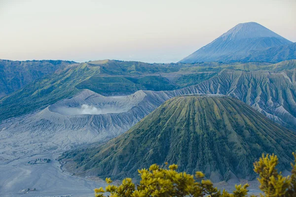 브로모 화산의 경관이 펼쳐집니다 브로모 화산은 활화산으로 인도네시아 자바에 세메루 — 스톡 사진