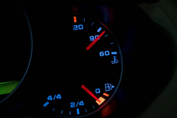 車のダッシュボードに空の燃料警告灯 燃料ポンプアイコン ガソリンゲージダッシュボードを車の中で燃料の電源を切るのデジタル警告サインをオンにします 速度計ダッシュボード上の低レベルの燃料ショー — ストック写真