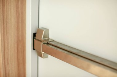 Acil çıkış kapısı. Kapalı kapı mandalı ve paslı acil çıkış kapısı. Panik çıkışı için parmaklıkları itin. Tek yönlü kapıyı aç. Beyaz kapı yangın çıkışı için çelik saplı.