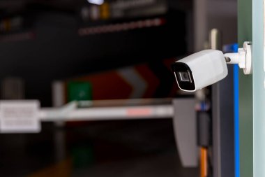 Otoparkın dışındaki güvenlik kamerası izleme sistemi. Bulanık bir gece şehri manzarası. Duvardaki modern CCTV kamerası. Güvenli yaşam ya da varlık için ekipman sistemi hizmeti.