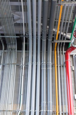 Endüstriyel binaya havalandırma sistemi ve boru sistemleri kuruldu. İnşaata elektrik iletim sistemi ve metal boru hattı kuruldu.