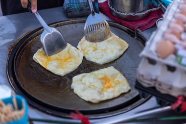 Roti yapımı, Roti yapımı un. Roti yapımı yağlı. Geleneksel Hint sokak yemekleri. Tayland usulü gözleme, muz ve yumurta. Tayland sokak yemekleri ve tatlıları. Roti aperatifi