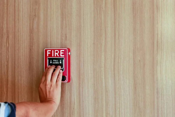 Mano Del Hombre Está Empujando Alarma Incendios Pared Mano Del — Foto de Stock