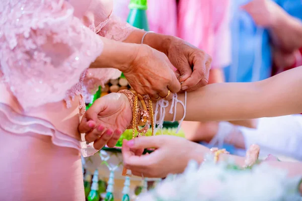 Ręka Panny Młodej Jest Związana Nici Starszej Kultury Tajskiej Ceremonii — Zdjęcie stockowe