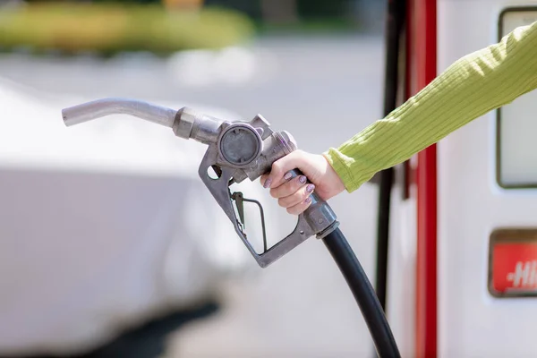 Рука Держит Газовое Сопло Последней Каплей Человек Бензиновым Соплом — стоковое фото