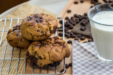 Masada yulaflı kurabiye var. Çikolata parçalı kurabiyeler. Sağlıklı yiyecekler, içecekler ve doğal diyet gıdalar. Kurabiye badem ve fındık..