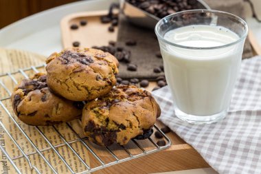 Masada yulaflı kurabiye var. Çikolata parçalı kurabiyeler. Sağlıklı yiyecekler, içecekler ve doğal diyet gıdalar. Kurabiye badem ve fındık..