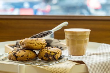 Masada yulaflı kurabiye var. Çikolata parçalı kurabiyeler. Sağlıklı yiyecekler, içecekler ve doğal diyet gıdalar. Kurabiye badem ve fındık..