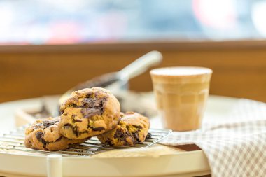 Masada yulaflı kurabiye var. Çikolata parçalı kurabiyeler. Sağlıklı yiyecekler, içecekler ve doğal diyet gıdalar. Kurabiye badem ve fındık..