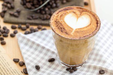 Kahve Latte Art. Kahve sanatları. Tahta masada beyaz bir fincanda sıcak kahve. Sıcak çikolata, Nutella latte, ahşap masada..