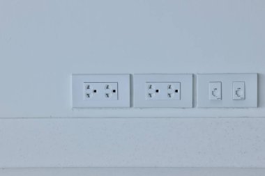 Tahta duvardaki beyaz priz 2 kanalına odaklan. Ev ve şehir için elektrik. Enerji yükleme konsepti. arkaplan için resim, kopyalama alanı.