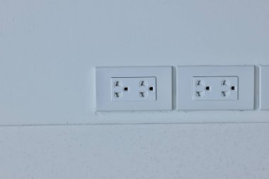 Tahta duvardaki beyaz priz 2 kanalına odaklan. Ev ve şehir için elektrik. Enerji yükleme konsepti. arkaplan için resim, kopyalama alanı.