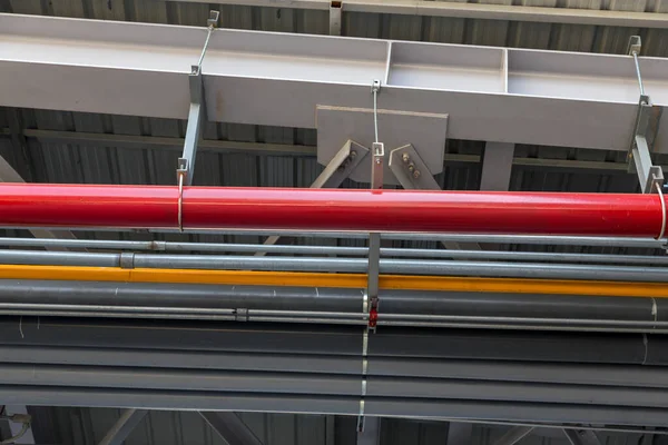 Rote Pipeline Löschwasser Industriegebäude — Stockfoto