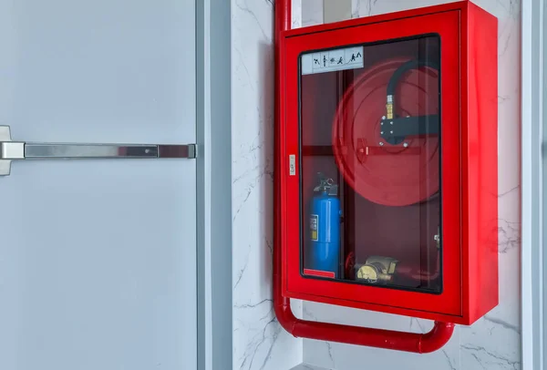 Гідрант Водяними Рукавами Обладнанням Пожежогасіння Пожежне Обладнання Червоній Коробці Стіні — стокове фото