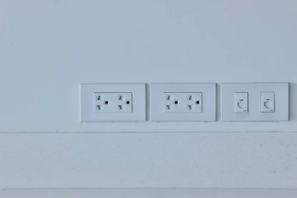 Enfoque Enchufe Blanco Canales Pared Madera Electricidad Para Casa Ciudad —  Fotos de Stock