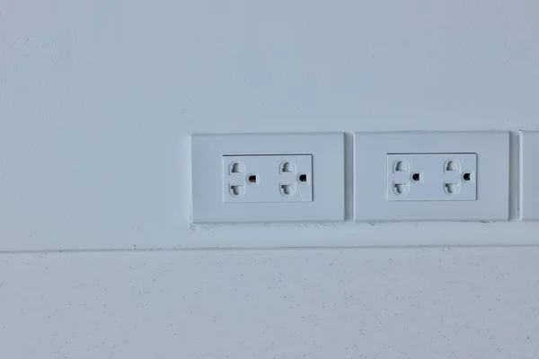 Enfoque Enchufe Blanco Canales Pared Madera Electricidad Para Casa Ciudad —  Fotos de Stock