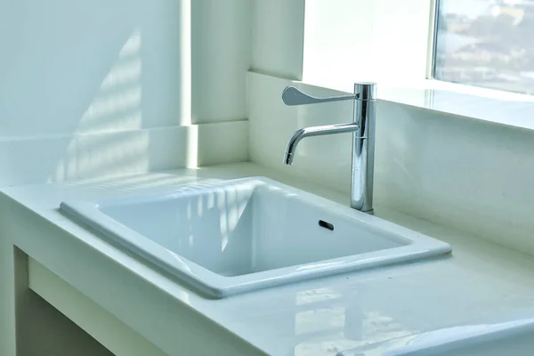 Keramische Spüle Und Moderner Wasserhahn Stilvollen Kücheninterieur Interior Home Styling — Stockfoto