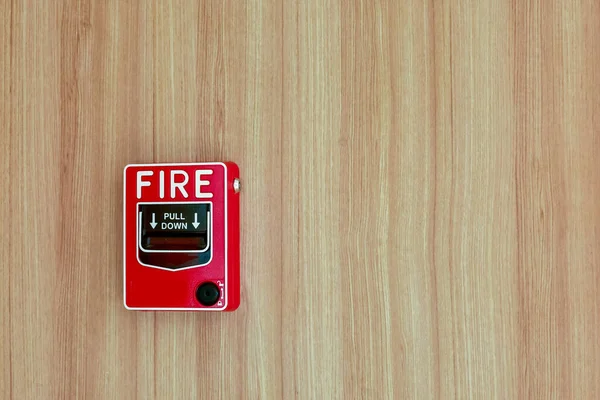 水泥墙上的火警报警箱 用于公寓的报警和安全系统 商场及公众地方的标准安全概念 — 图库照片