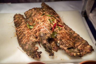 Kızarmış ızgara domuz pirzolası. St. Louis usulü ızgara pirzola sıcak bal biberli terbiye edilmiş eski bir köy tahtasının üst görüntüsü olarak dilimlenmiş. 