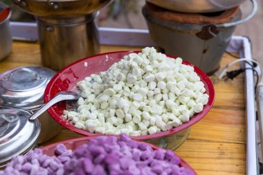 Bua Loy adı verilen geleneksel Tayland tatlısı kaynamadan önce bir süreçtir. Tatlı Hindistan cevizi sütlü pirinç topları.