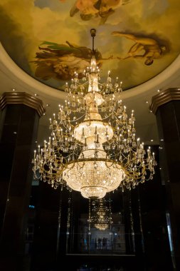 Büyük kristal şamdanlar, balo salonunda asılı düğün tarihlerinde, Victoria tarzı dekore edilmiş.