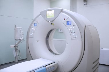 CT (bilgisayarlı tomografi) tarayıcısı hastane laboratuvarında. CT taraması tıbbi teşhis için gelişmiş bir teknoloji.