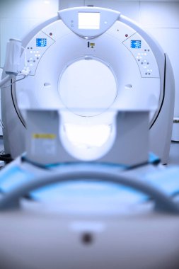 CT (bilgisayarlı tomografi) tarayıcısı hastane laboratuvarında. CT taraması tıbbi teşhis için gelişmiş bir teknoloji.
