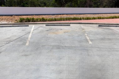 Açık hava parkının tekerlek durağı, Beton Tekerlek Durağı, Park alanı. Otomobil yoluna imza atın.