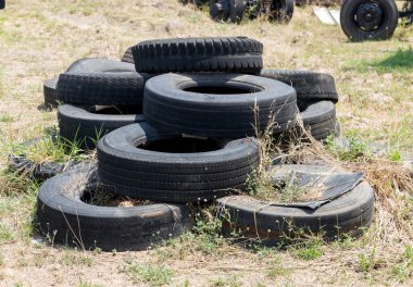 Eski lastik izlerine yakın dur. Kullanılmamış kirli lastik. Zehirli atık yok etme konsepti. Lastik konsepti yeniden kullan.