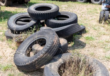 Eski lastik izlerine yakın dur. Kullanılmamış kirli lastik. Zehirli atık yok etme konsepti. Lastik konsepti yeniden kullan.