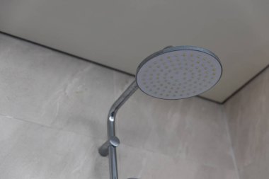 Yüzme havuzunda açık hava duşu. Açık havuzun arkasındaki duş kabinleri. Sahilde, deniz kenarında ya da yüzme havuzunda açık hava duş alanı tasarımı. Birinin banyo yapması ve deniz suyunu temizlemesi için.. 