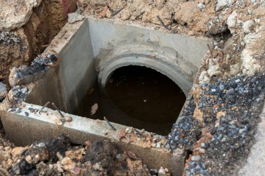 Somut dairesel akış borusu su boşaltıyor. Lağım borusu nehri kirletiyor. Kanalizasyon ya da yerel atık su ya da belediye atık suyu, bunlar halkın ürünüdür..