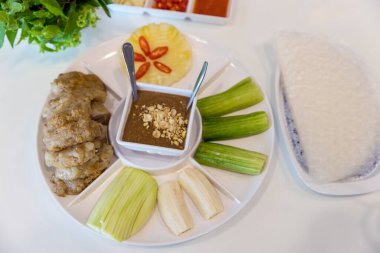 Sebzeli Vietnamlı domuz köftesi. Tayland 'da Vietnam yemeği olarak adlandırılan Vietnam yemeği. Hayır, hayır. Soslu ızgara domuz köftesi ve fıstık sosu. Kıymalı domuz sosisi.