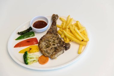 Izgara et, domuz pirzolası, biber soslu biftek ve salata. Kızarmış domuz pirzolası, sebze ve gömme sosu. Şef dekore edilmiş domuz pirzolası..