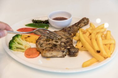 Izgara et, domuz pirzolası, biber soslu biftek ve salata. Kızarmış domuz pirzolası, sebze ve gömme sosu. Şef dekore edilmiş domuz pirzolası..