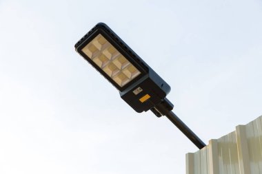 Modern bir sokak LED ışıklandırma direği. Şehir elektro-enerji teknolojileri. Led ışığıyla yoldaki direkler. Açık hava aydınlatma güçlü LED lamba. 