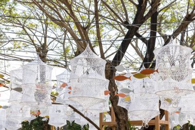 Ağaçta asılı duran dekoratif iplik lambaları. Bahçe Işığı. Arka bahçedeki bir hatta asılı halat lambaları..