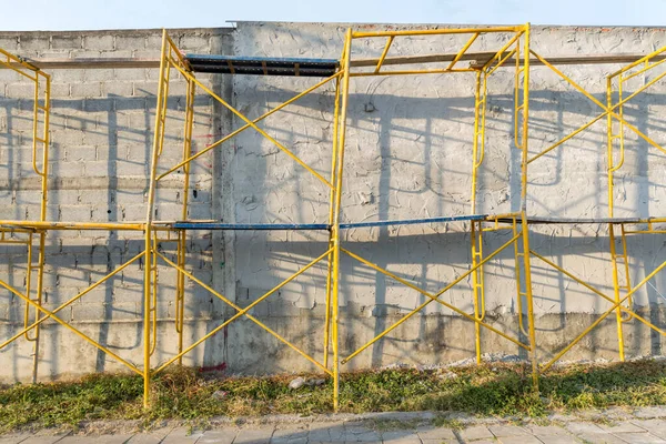 Extensive Scaffolding Providing Platforms Work Progress New Wall Block Modern — Stock Photo, Image