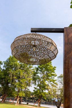 Bambudan yapılmış tavan lambası Asya usulü. Doğal iç ilham. Doğa sanat dekorasyonu kavramı. arkaplan, duvar kağıdı, nesneler ve kopyalama alanı için resim.