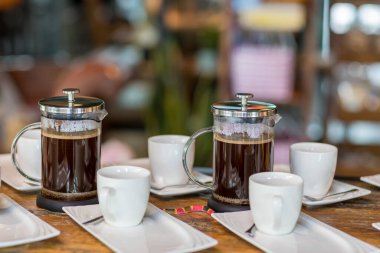 French Press Kahve Makinesi. Sabah konsepti. Kahve hortumu. Organik kafede kahve molası verdim ve Fransız basınında çikolata ya da çay yaptım..