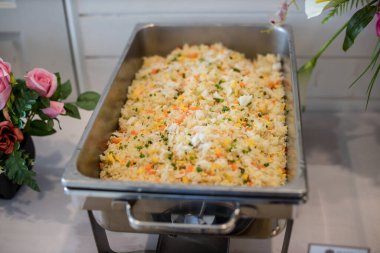 Yengeç eti, kızarmış pirinç, Khao Pad Poo. Tayland 'ın ünlü sokak yemekleri. Thai menüsü tavsiye eder. Yemek Büfesi Yemek Yeme Partisi Paylaşım Konsepti. İnsanlar lüks restoranlarda açık büfe yemekleri hazırlıyorlar. .