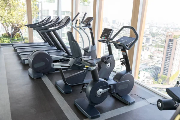 Sportuitrusting Sportschool Moderne Fitnessruimte Interieur Met Apparatuur Cardio Apparaat Fitnessruimte — Stockfoto